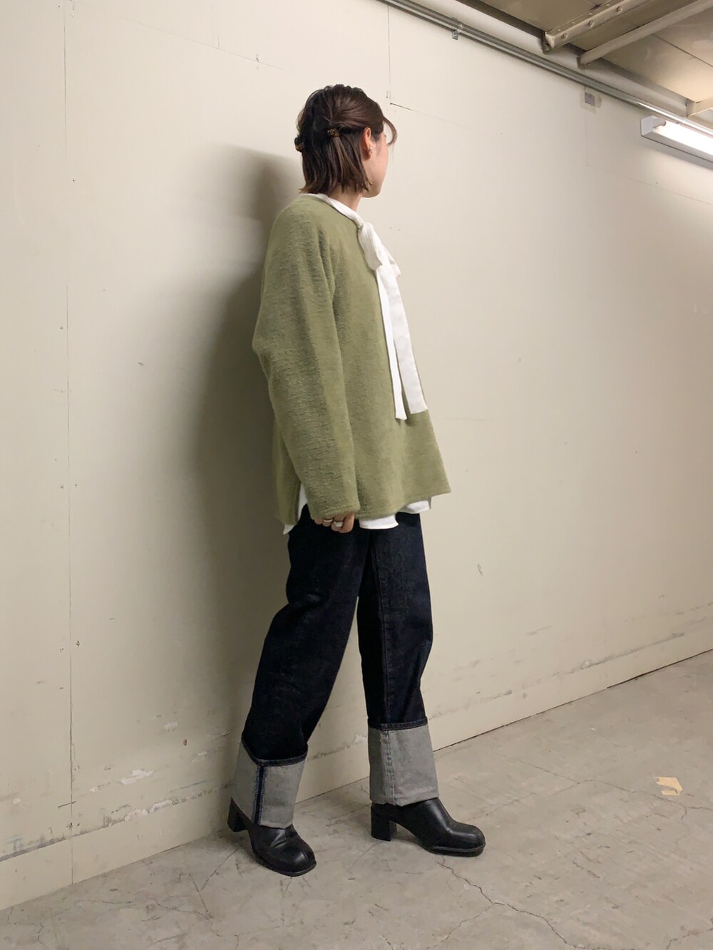 ブルー系のデニムパンツ、ホワイト系のシャツ/ブラウス、グリーン系のTシャツ/カットソーを着用したレディースの冬コーディネートの3枚目の写真