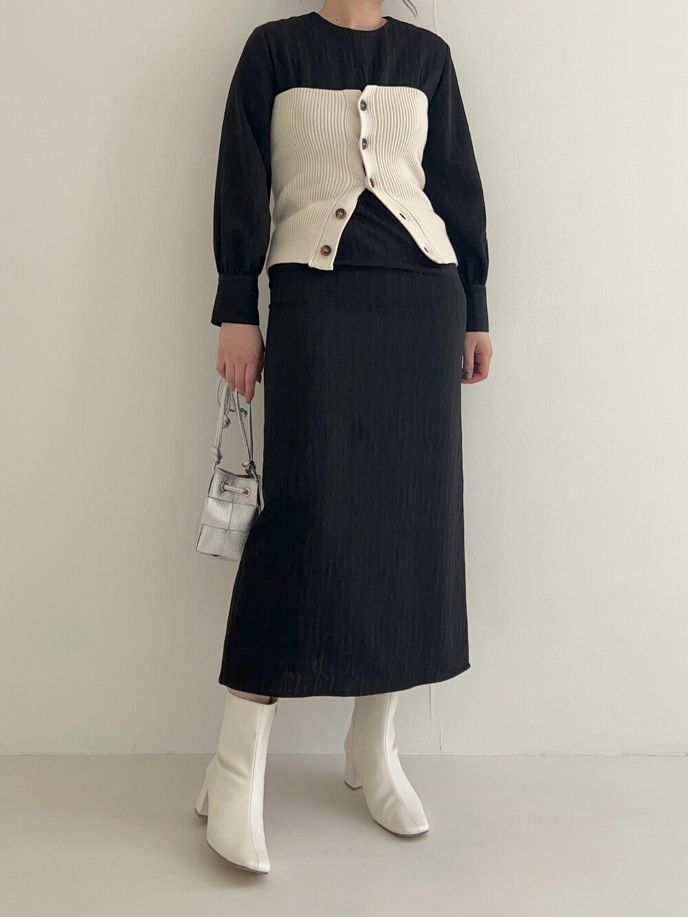 ブラック系のワンピース、ホワイト系のその他トップスを着用したレディースの冬コーディネートの3枚目の写真