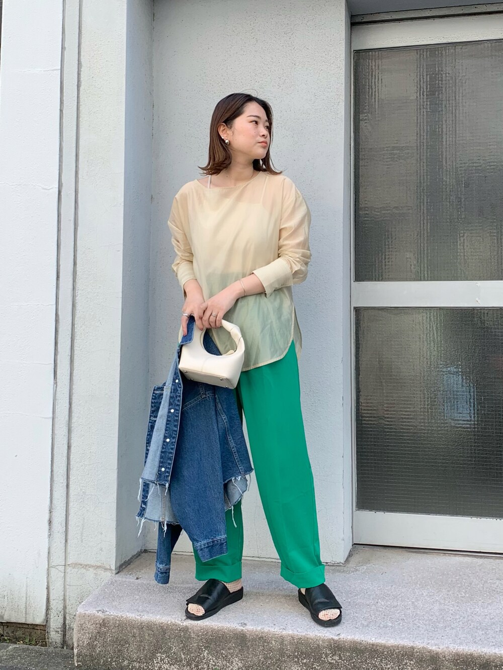 グリーン系のその他パンツ、ベージュ系のシャツ/ブラウス、ホワイト系のハンドバッグを着用したレディースの春コーディネートの2枚目の写真