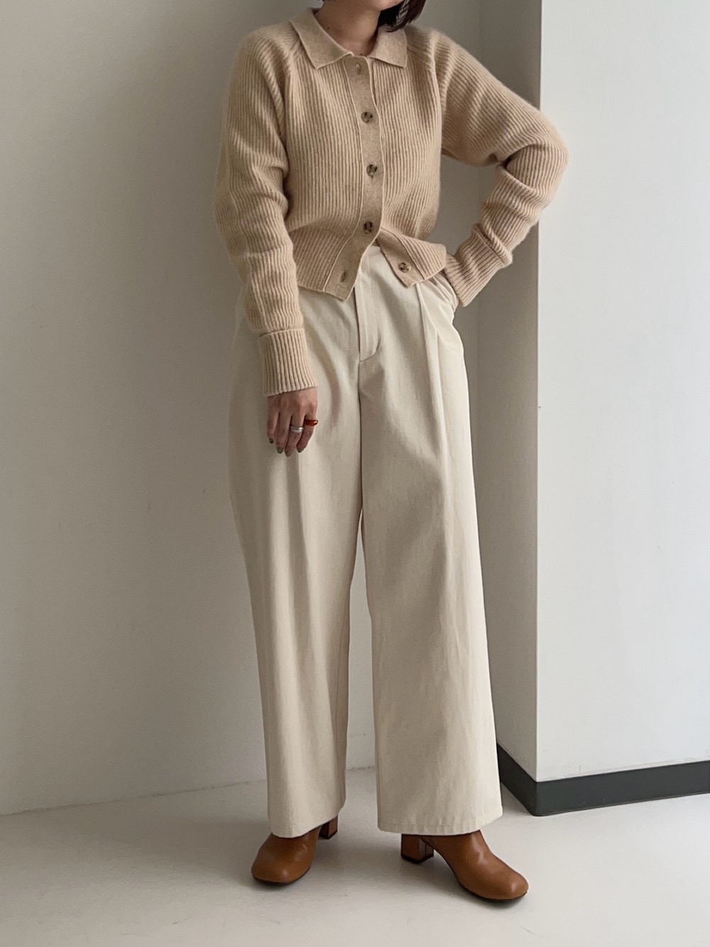 ベージュ系のその他パンツ、ベージュ系のニット/セーターを着用したレディースの秋コーディネートの3枚目の写真