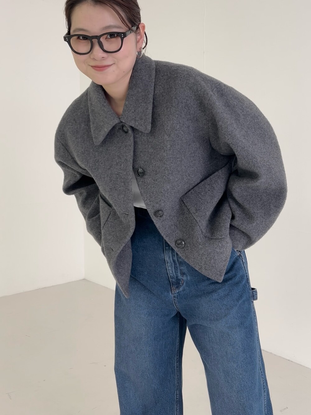 ブルー系のデニムパンツ、グレー系のその他アウターを着用したレディースの秋コーディネートの5枚目の写真