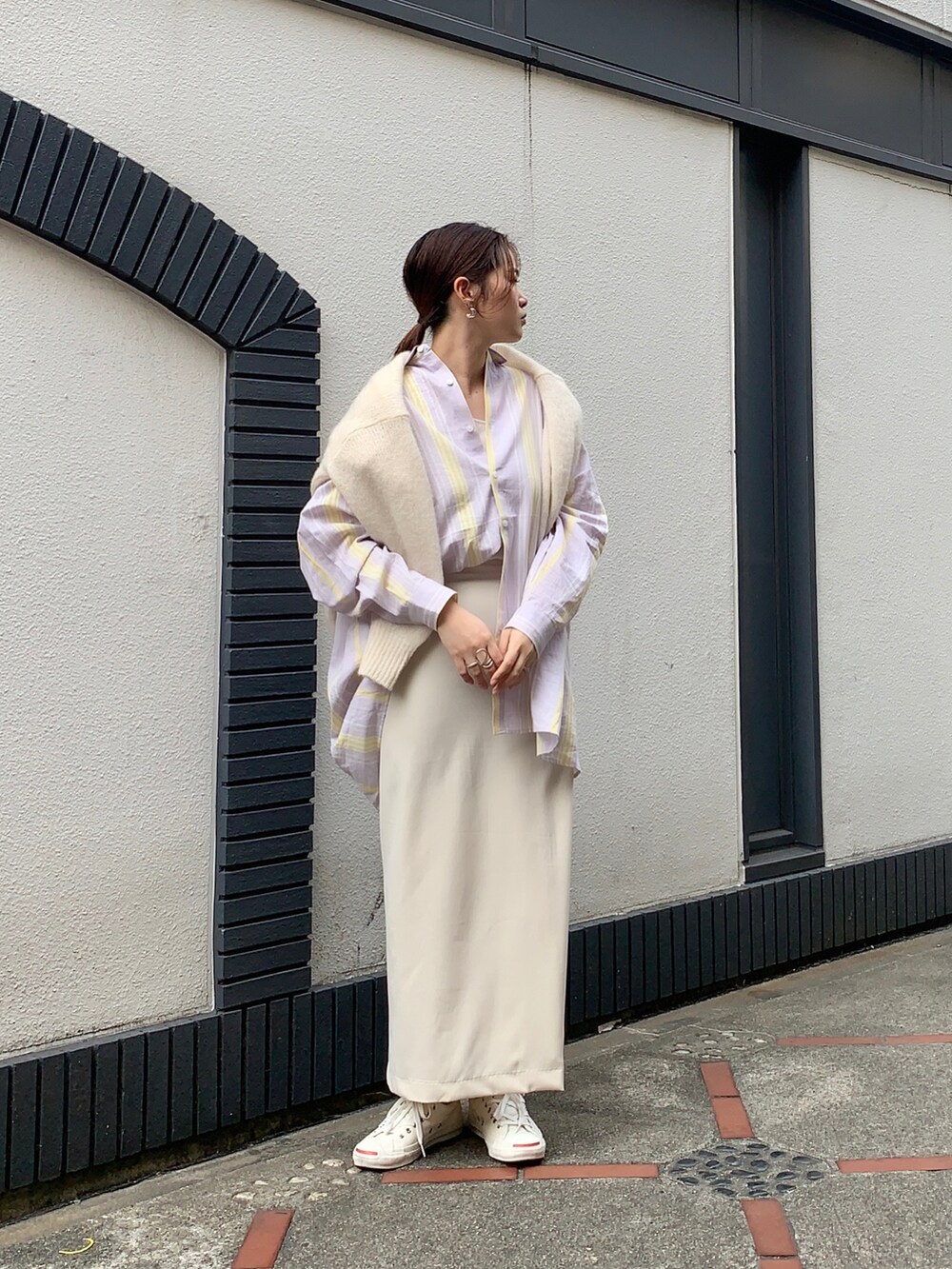 ベージュ系のワンピース、パープル系のシャツ/ブラウスを着用したレディースの春コーディネートの2枚目の写真