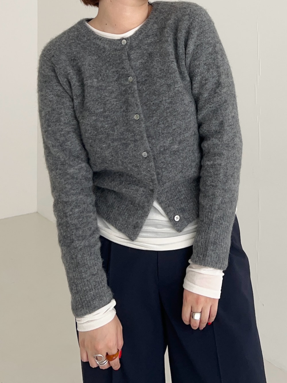 ホワイト系のTシャツ/カットソー、グレー系のカーディガン/ボレロを着用したレディースの秋コーディネートの5枚目の写真