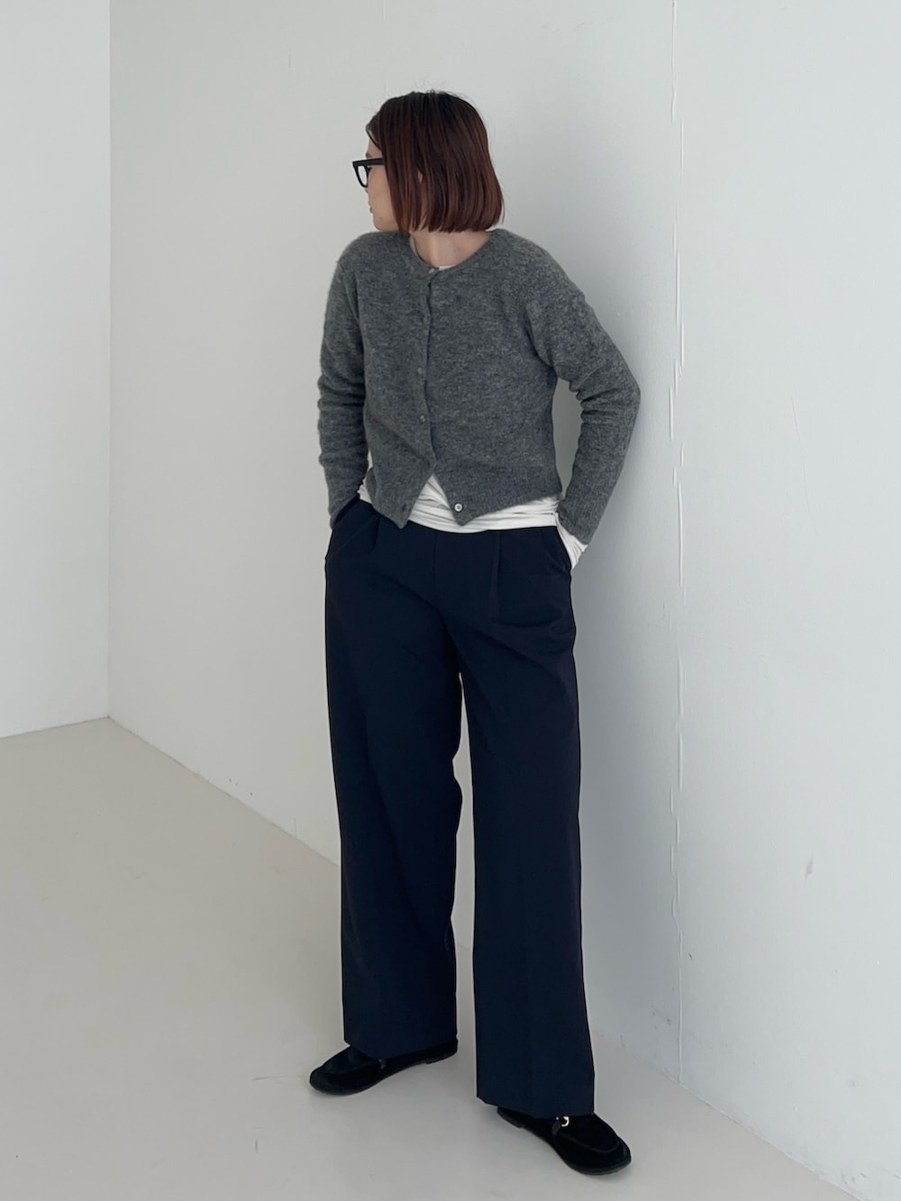 ホワイト系のTシャツ/カットソー、グレー系のカーディガン/ボレロを着用したレディースの秋コーディネートの2枚目の写真