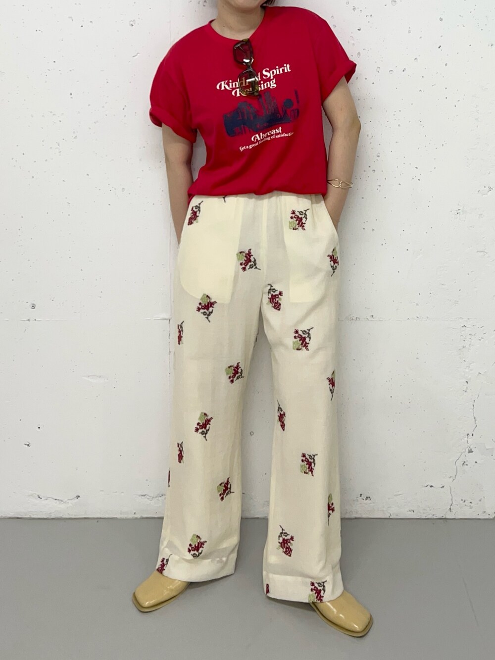 レッド系のTシャツ/カットソー、ホワイト系のその他パンツ、ゴールド系のバングル/リストバンドを着用したレディースの夏コーディネートの3枚目の写真