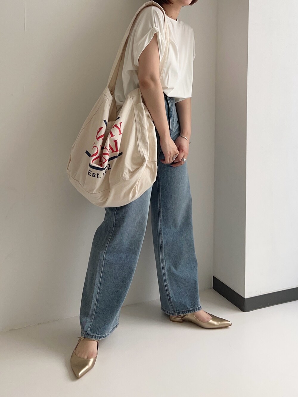 ホワイト系のTシャツ/カットソー、ゴールド系のパンプスを着用したレディースの夏コーディネートの4枚目の写真