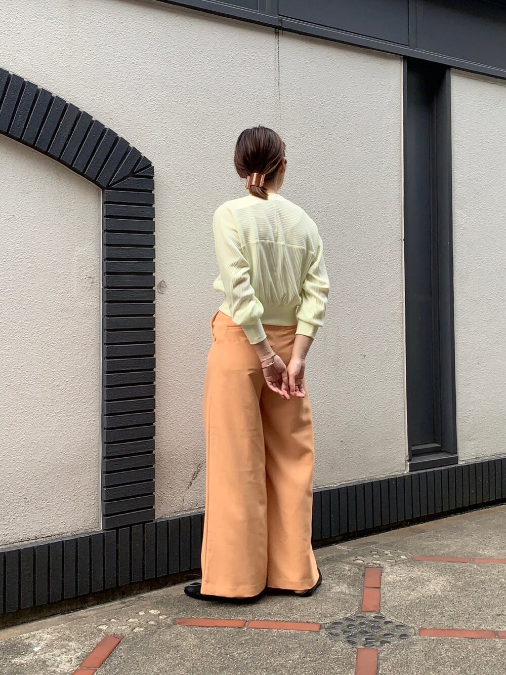 イエロー系のカーディガン/ボレロ、オレンジ系のその他パンツを着用したレディースの春コーディネートの3枚目の写真