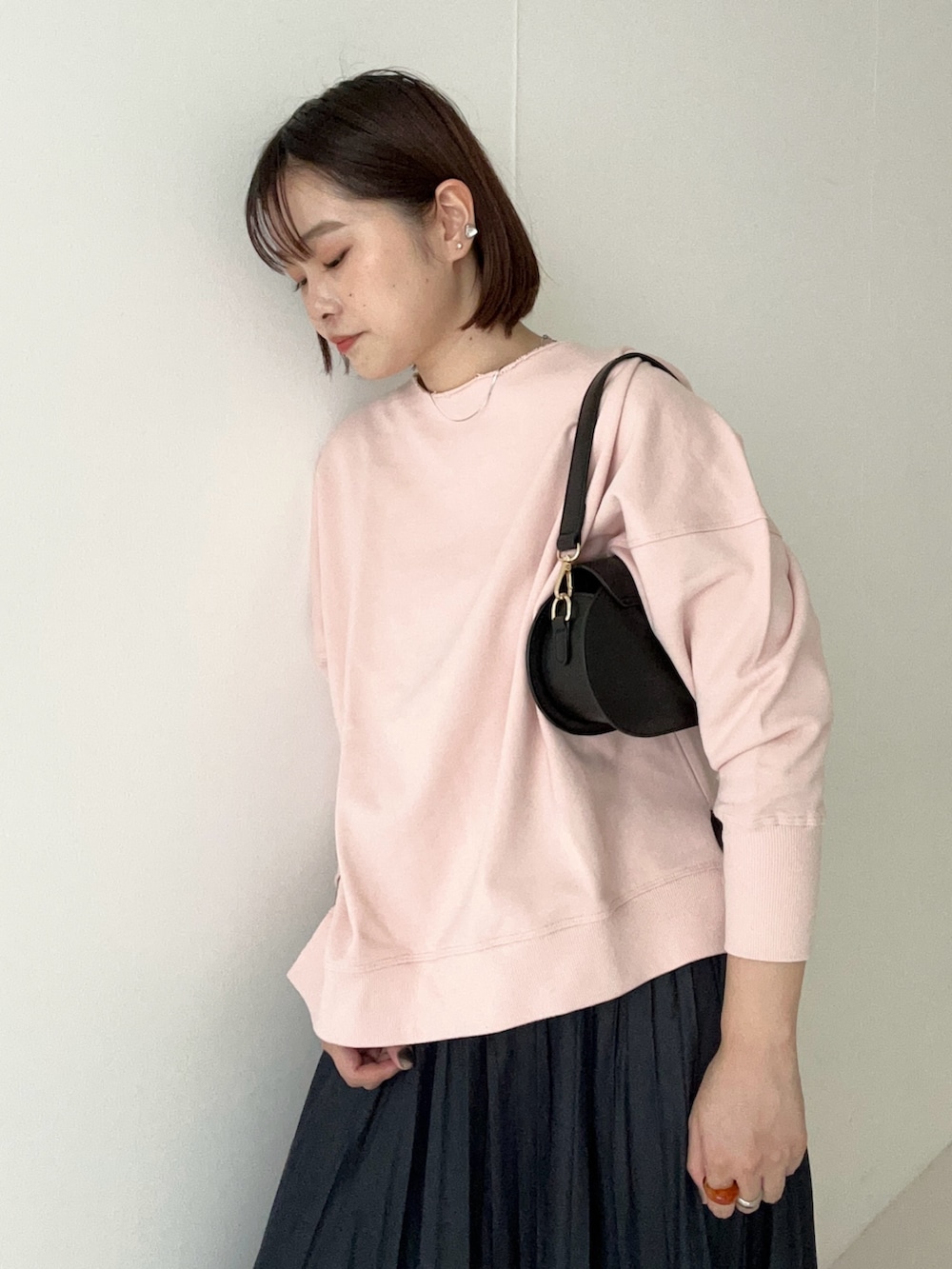 ブルー系のスカート、ピンク系のTシャツ/カットソーを着用したレディースの秋コーディネートの5枚目の写真