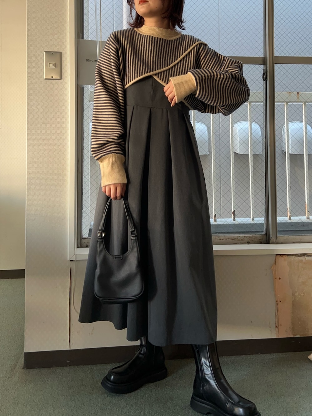 ブルー系のニット/セーター、グレー系のワンピース/ドレスを着用したレディースの冬コーディネートの3枚目の写真