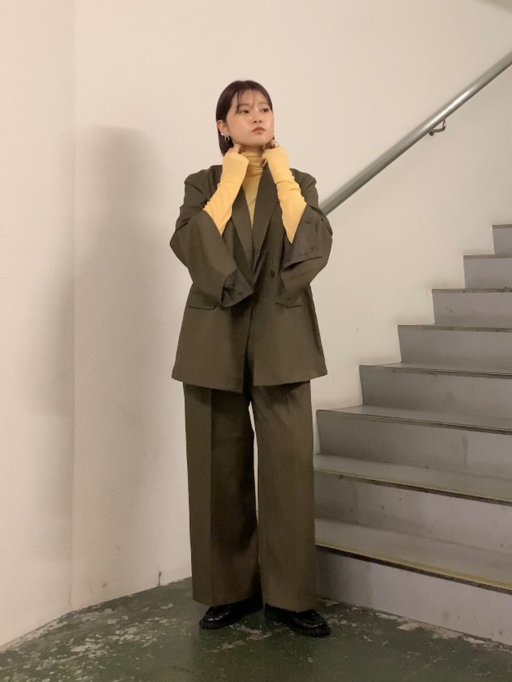 オレンジ系のTシャツ/カットソー、グレー系のその他アウター、グレー系のその他パンツを着用したレディースの秋コーディネートの2枚目の写真