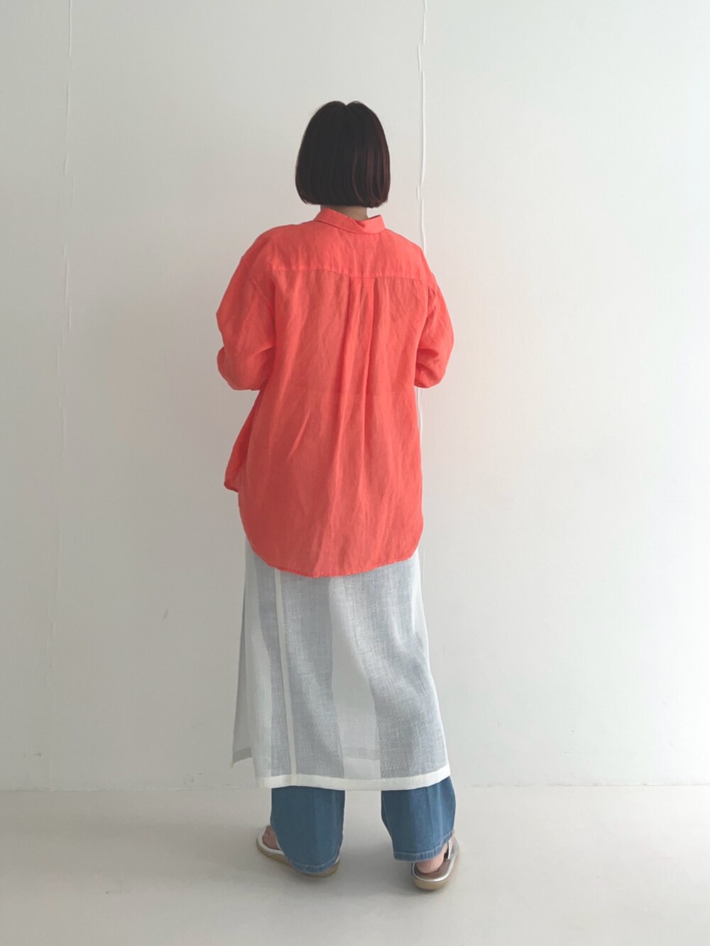 ホワイト系のスカート、ブルー系のデニムパンツ、オレンジ系のシャツ/ブラウスを着用したレディースの夏コーディネートの5枚目の写真