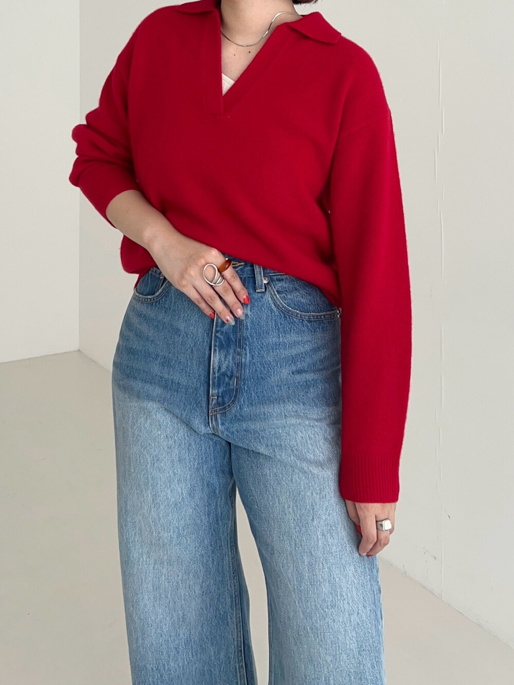 ブルー系のデニムパンツ、レッド系のニット/セーターを着用したレディースの秋コーディネートの5枚目の写真