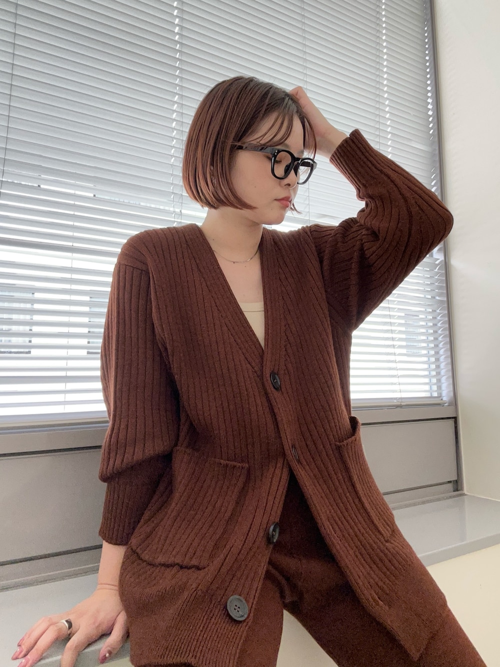 ブラウン系のカーディガン/ボレロ、ブラウン系のその他パンツを着用したレディースの秋コーディネートの5枚目の写真