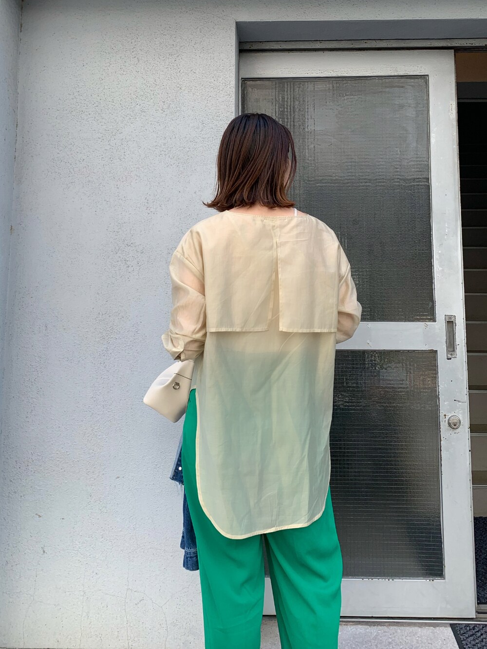 グリーン系のその他パンツ、ベージュ系のシャツ/ブラウス、ホワイト系のハンドバッグを着用したレディースの春コーディネートの4枚目の写真