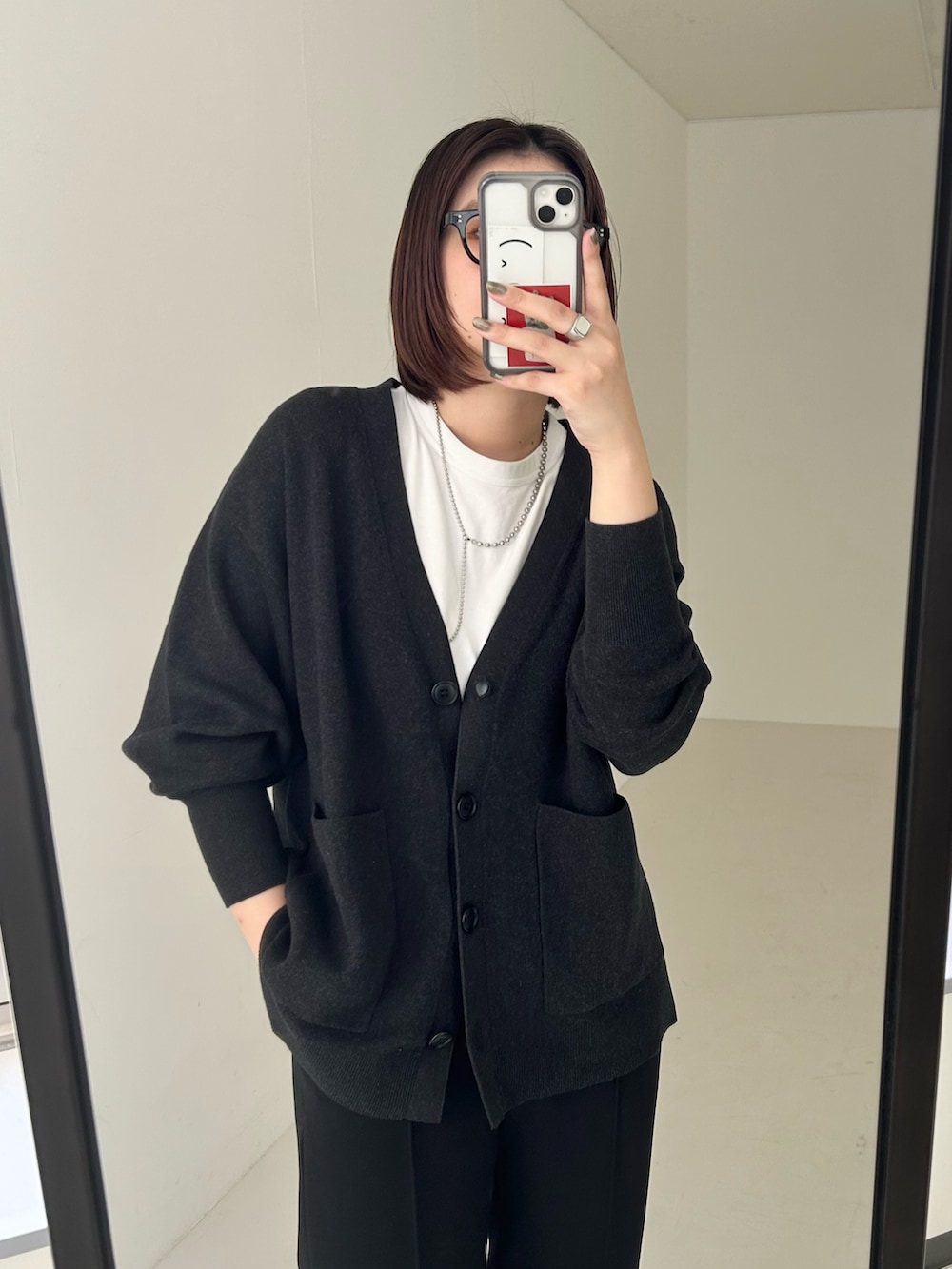 グレー系のカーディガン/ボレロを着用したレディースの秋コーディネートの3枚目の写真