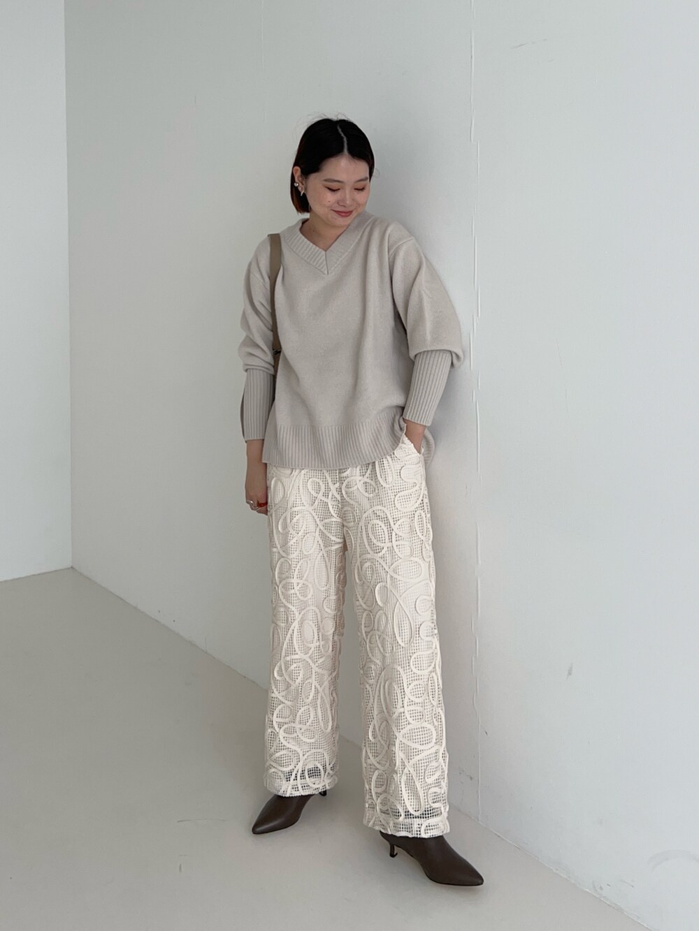 ベージュ系のニット/セーターを着用したレディースの秋コーディネートの2枚目の写真