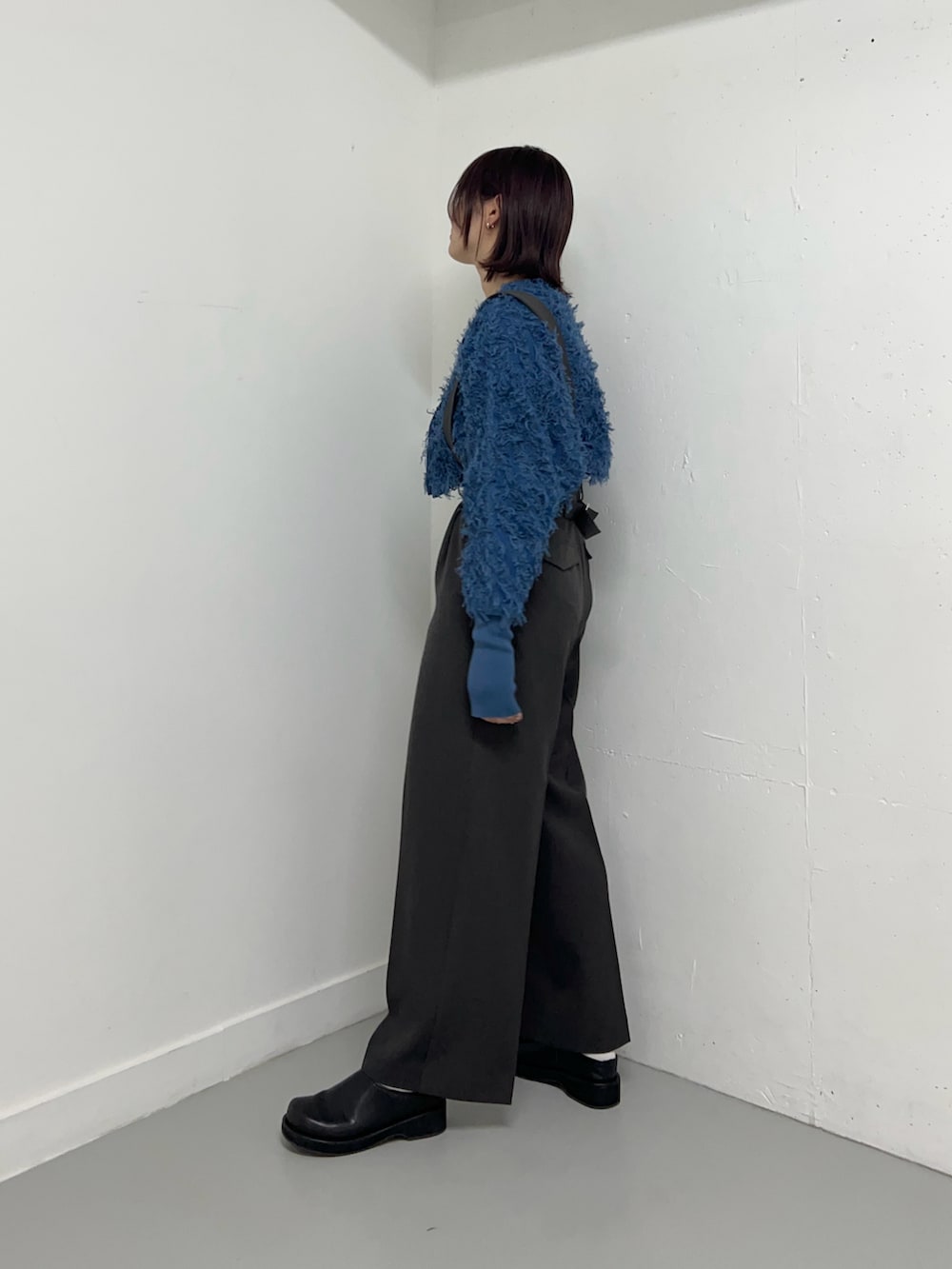 グレー系のサロペット/オーバーオール、ブルー系のカーディガン/ボレロ、ブラック系のブーツを着用したレディースの冬コーディネートの4枚目の写真