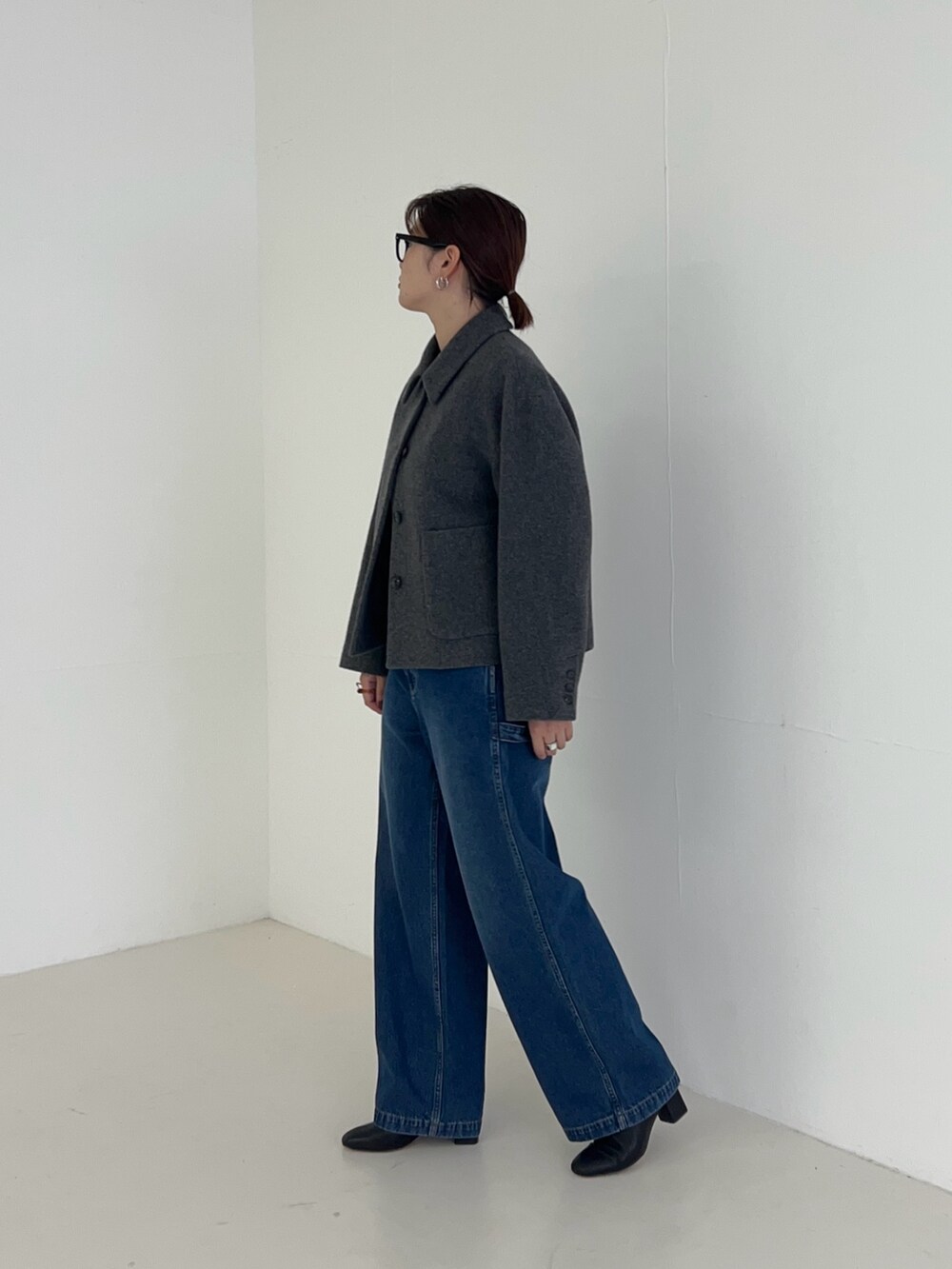 ブルー系のデニムパンツ、グレー系のその他アウターを着用したレディースの秋コーディネートの4枚目の写真