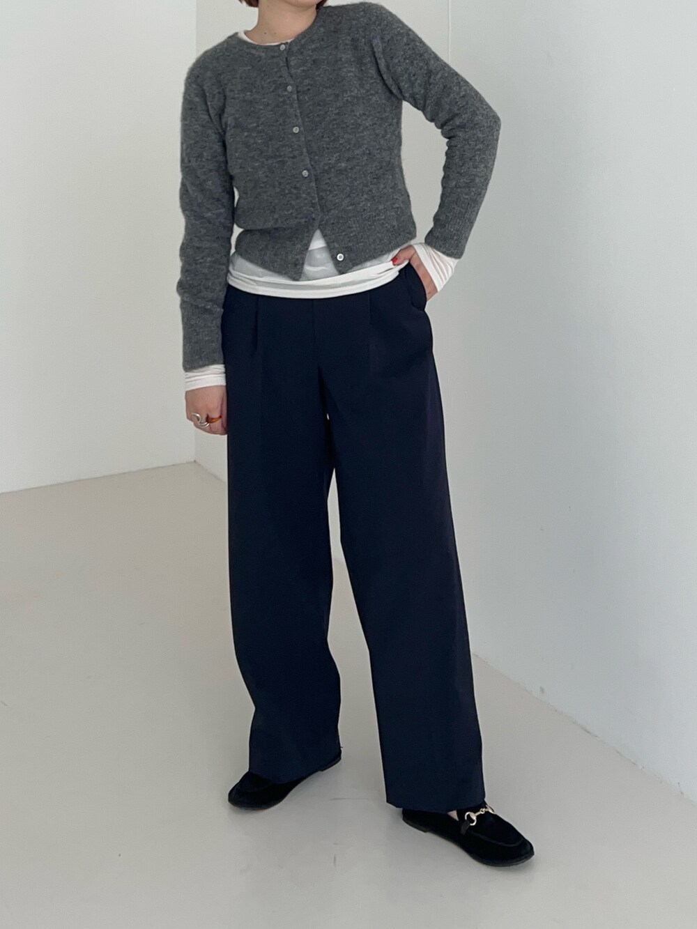 ホワイト系のTシャツ/カットソー、グレー系のカーディガン/ボレロを着用したレディースの秋コーディネートの4枚目の写真