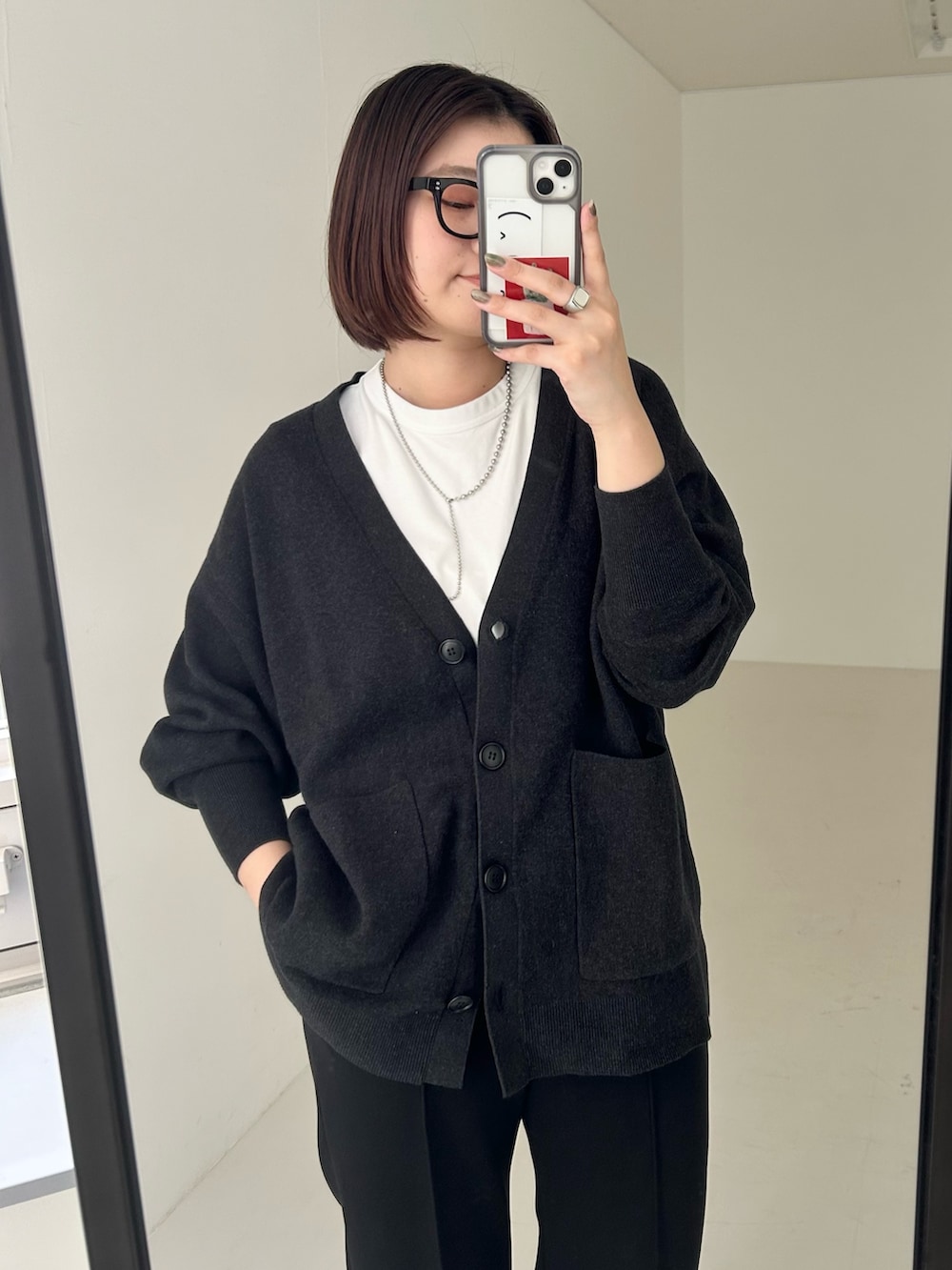 グレー系のカーディガン/ボレロを着用したレディースの秋コーディネートの2枚目の写真