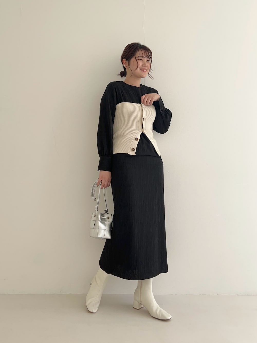 ブラック系のワンピース、ホワイト系のその他トップスを着用したレディースの冬コーディネートの2枚目の写真