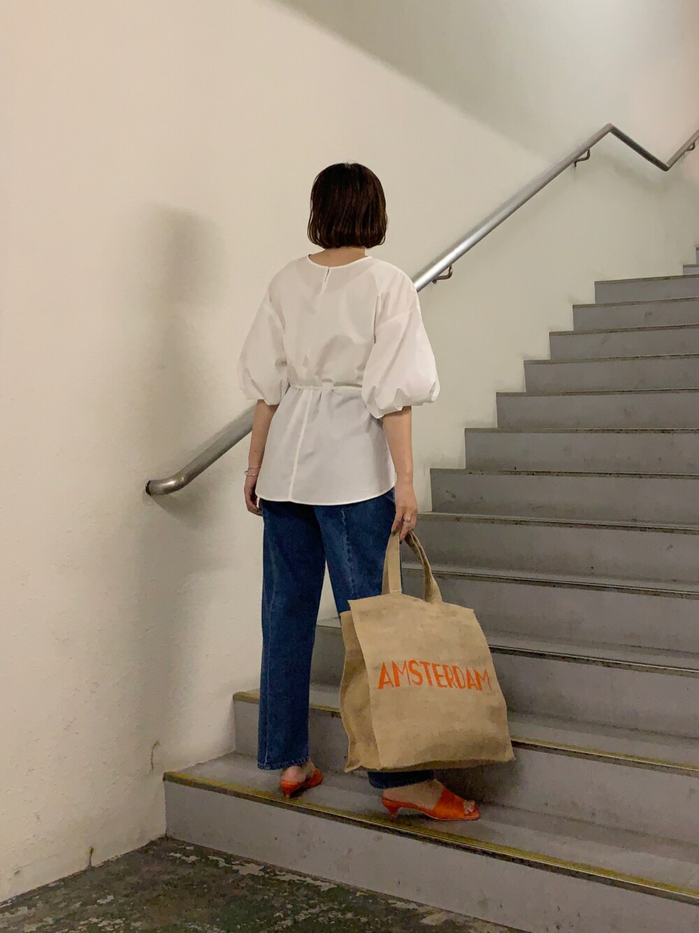 ホワイト系のシャツ/ブラウス、ブルー系のデニムパンツ、オレンジ系のサンダルを着用したレディースの春コーディネートの4枚目の写真