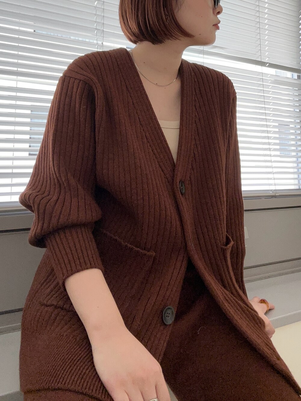ブラウン系のカーディガン/ボレロ、ブラウン系のその他パンツを着用したレディースの秋コーディネートの4枚目の写真