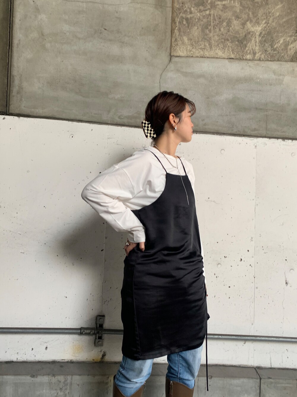 ブラック系のワンピース、ホワイト系のTシャツ/カットソーを着用したレディースの冬コーディネートの3枚目の写真