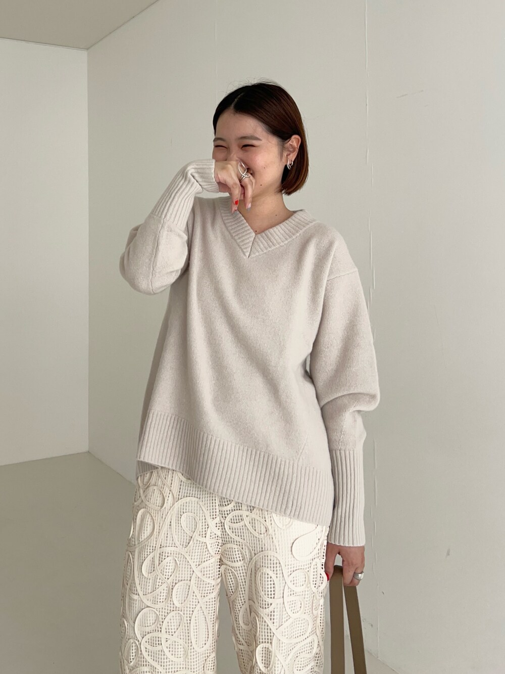 ベージュ系のニット/セーターを着用したレディースの秋コーディネートの4枚目の写真