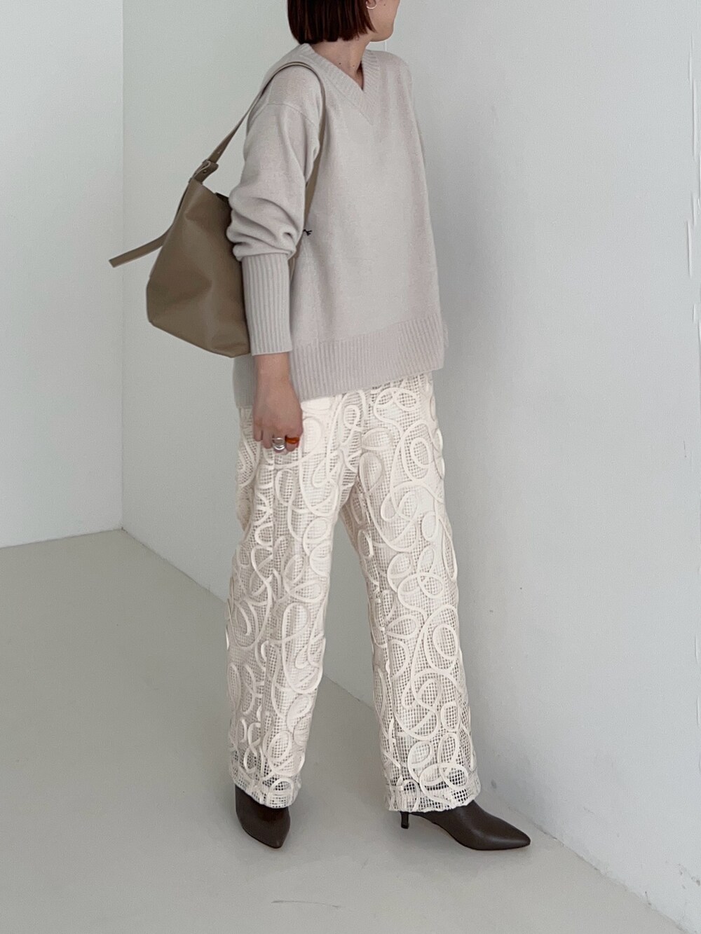 ベージュ系のニット/セーターを着用したレディースの秋コーディネートの3枚目の写真