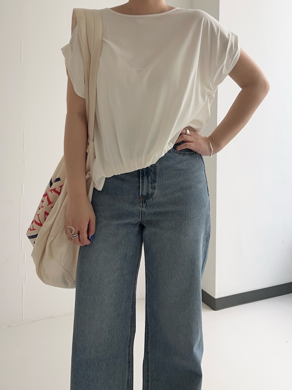 ホワイト系のTシャツ/カットソー、ゴールド系のパンプスを着用したレディースの夏コーディネートの3枚目の写真