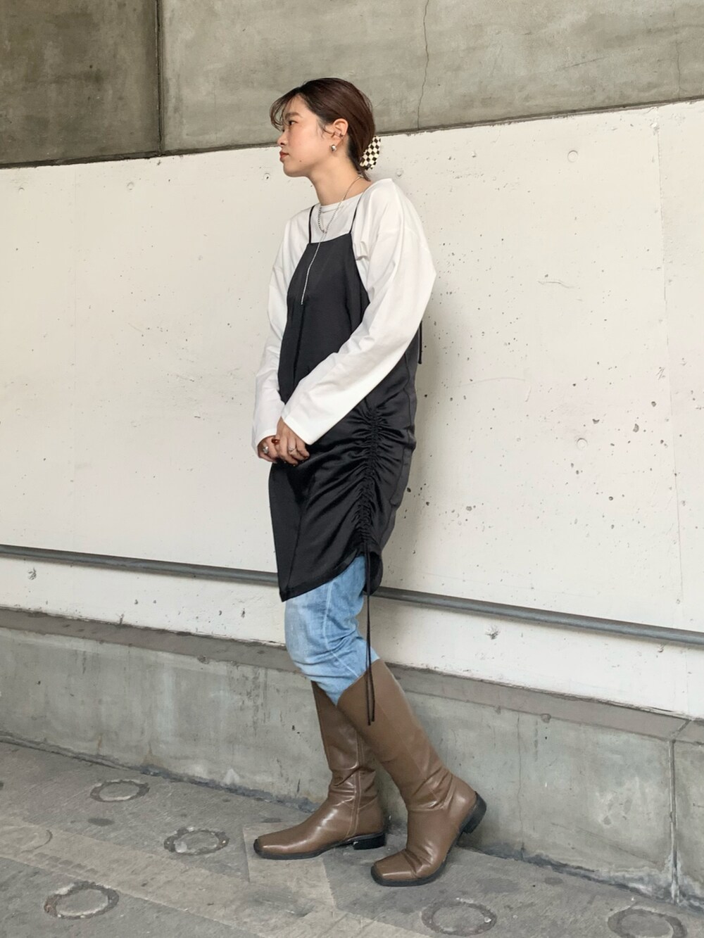 ブラック系のワンピース、ホワイト系のTシャツ/カットソーを着用したレディースの冬コーディネートの2枚目の写真