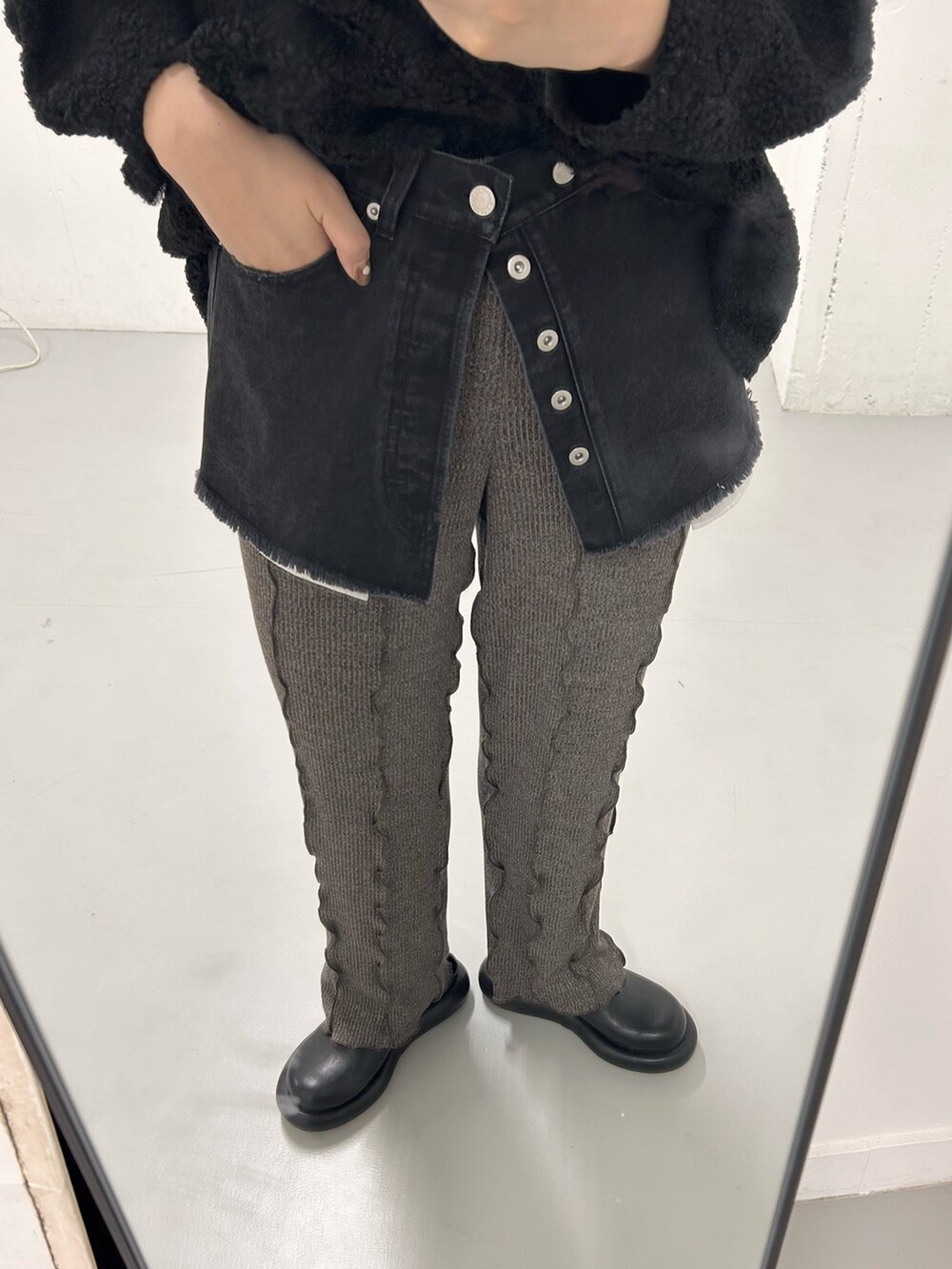 ブラック系のスカート、ブラック系のその他トップス、ブラウン系のその他パンツを着用したレディースの冬コーディネートの3枚目の写真