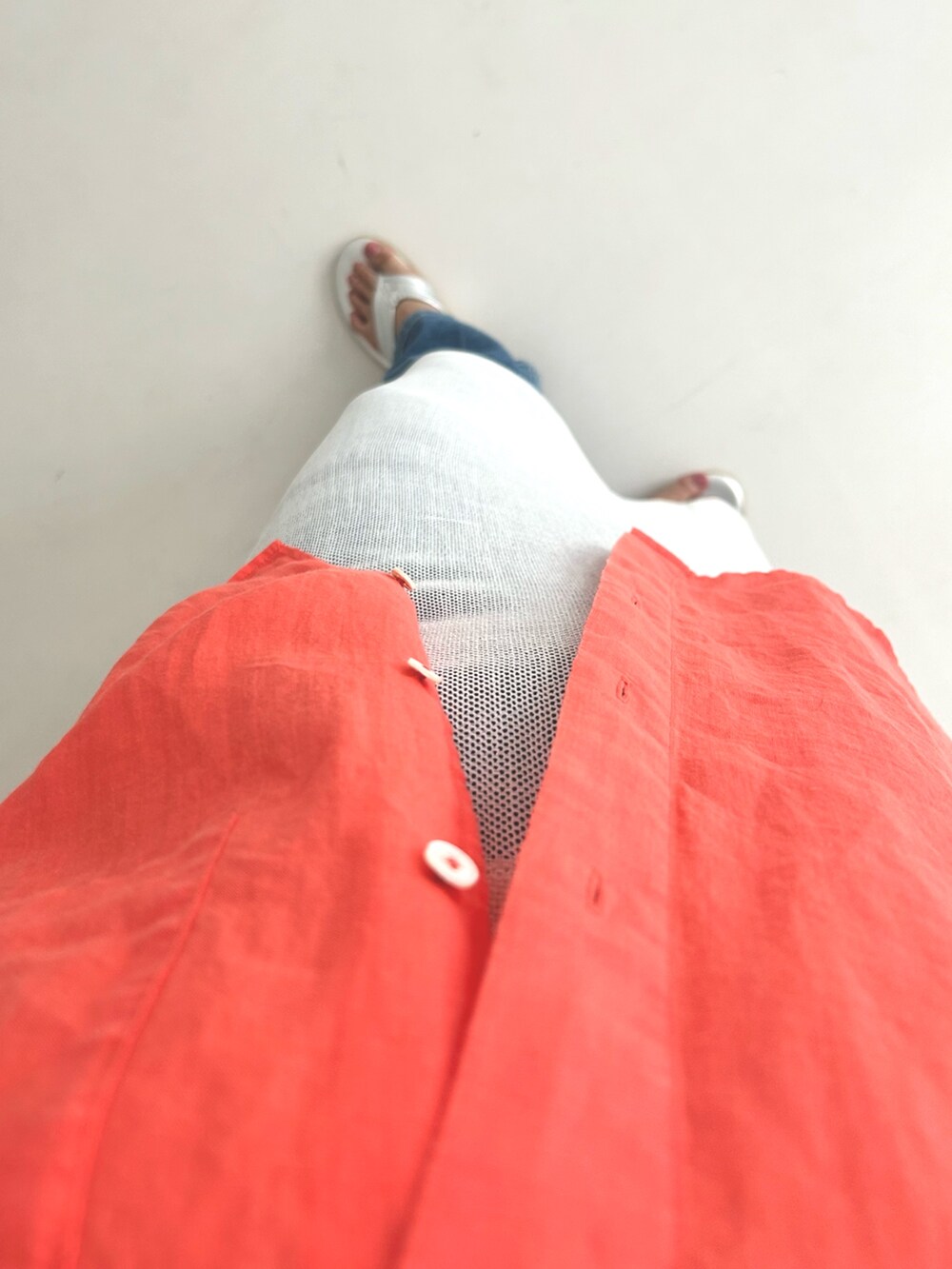 ホワイト系のスカート、ブルー系のデニムパンツ、オレンジ系のシャツ/ブラウスを着用したレディースの夏コーディネートの3枚目の写真