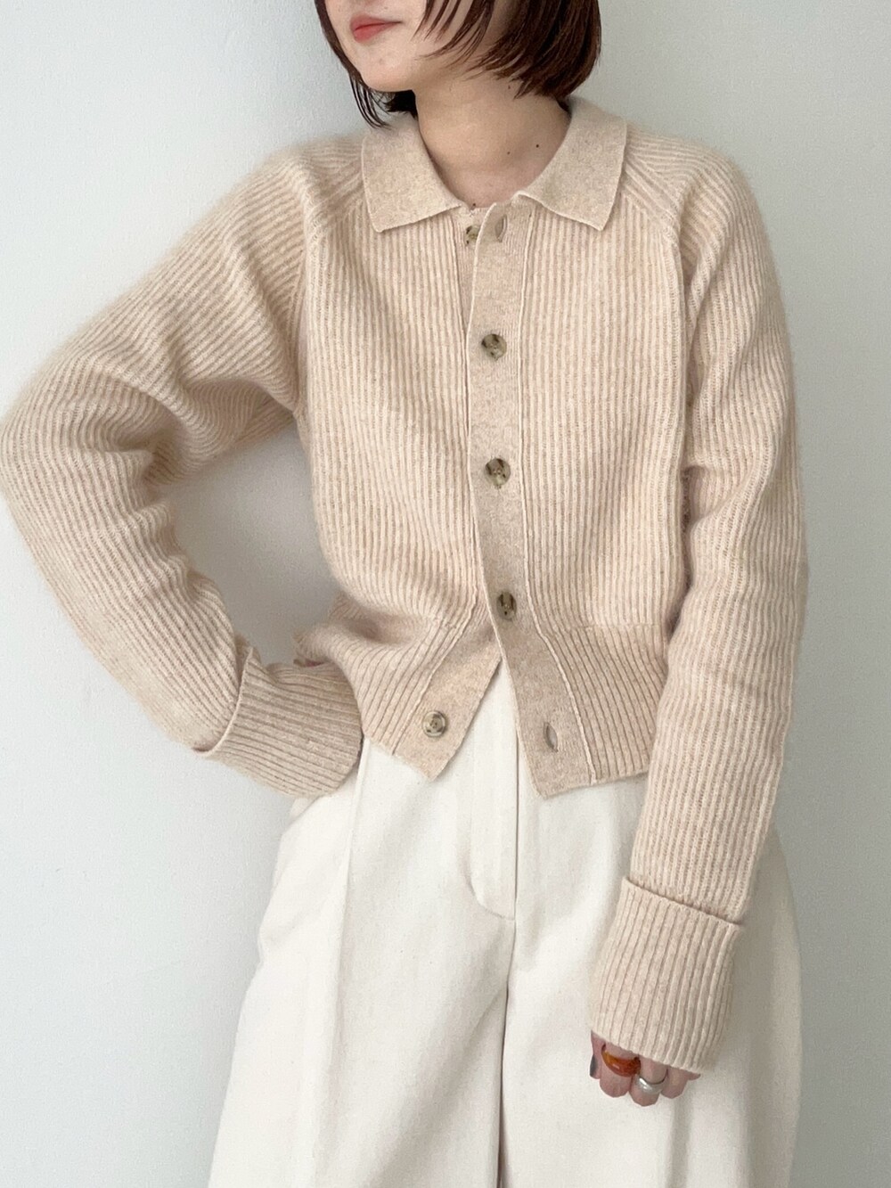 ベージュ系のその他パンツ、ベージュ系のニット/セーターを着用したレディースの秋コーディネートの4枚目の写真