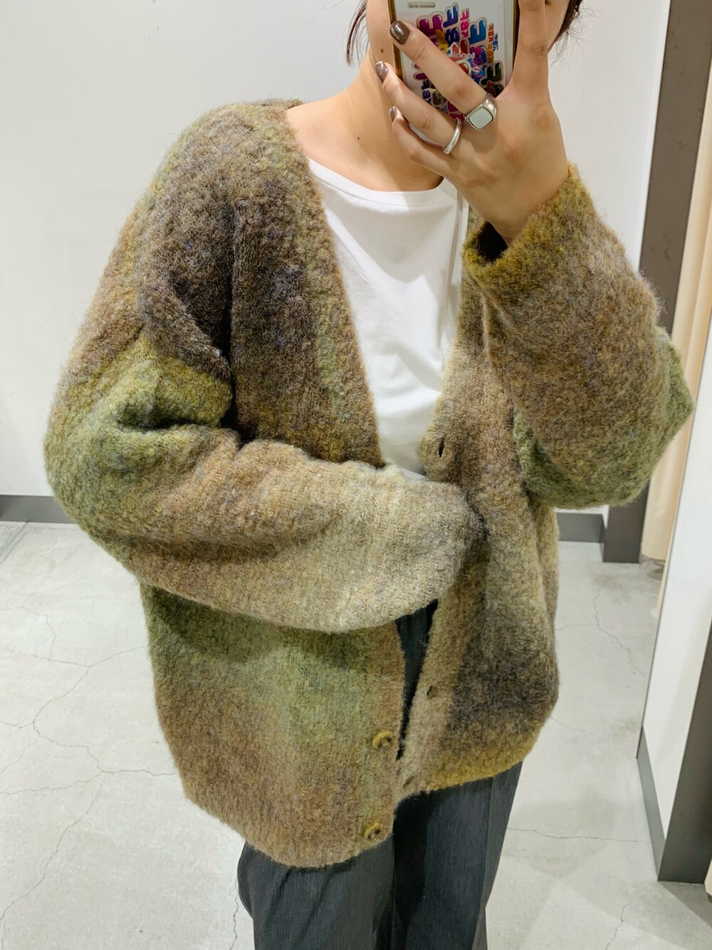 ブラウン系のカーディガン/ボレロ、ホワイト系のTシャツ/カットソー、ホワイト系のスニーカーを着用したレディースの秋コーディネートの3枚目の写真