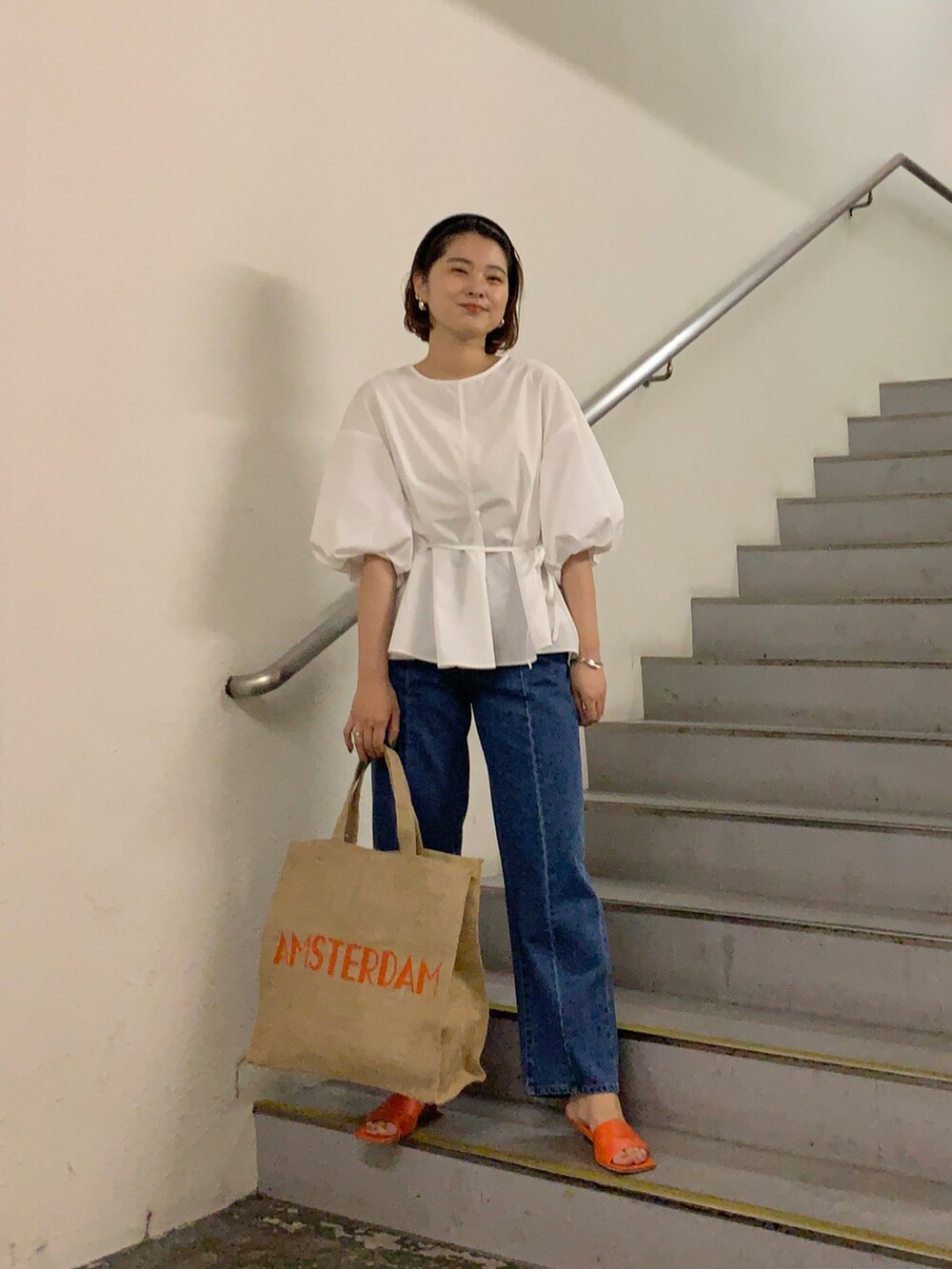 ホワイト系のシャツ/ブラウス、ブルー系のデニムパンツ、オレンジ系のサンダルを着用したレディースの春コーディネートの2枚目の写真