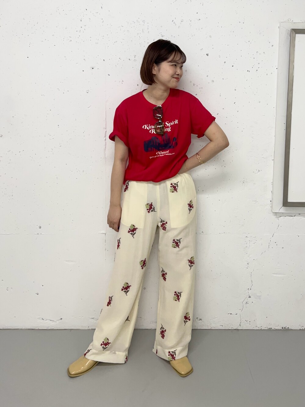 レッド系のTシャツ/カットソー、ホワイト系のその他パンツ、ゴールド系のバングル/リストバンドを着用したレディースの夏コーディネートの4枚目の写真