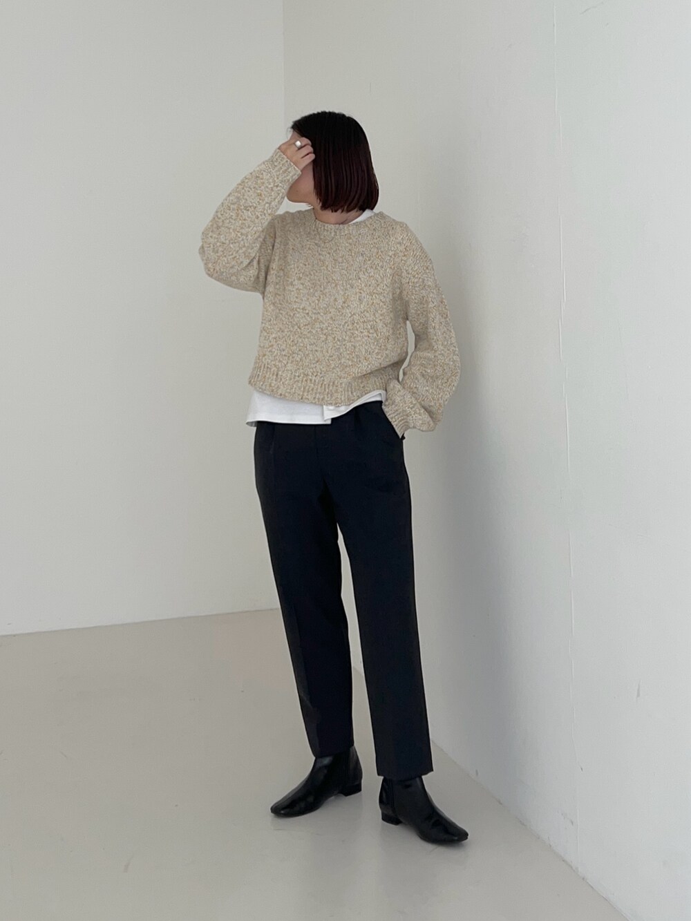 ホワイト系のニット/セーター、グレー系のその他パンツを着用したレディースの秋コーディネートの2枚目の写真