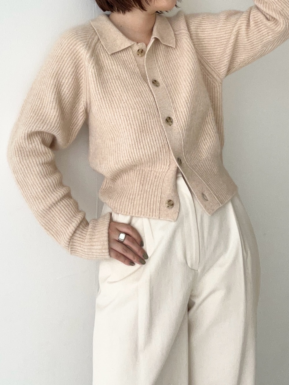 ベージュ系のその他パンツ、ベージュ系のニット/セーターを着用したレディースの秋コーディネートの2枚目の写真