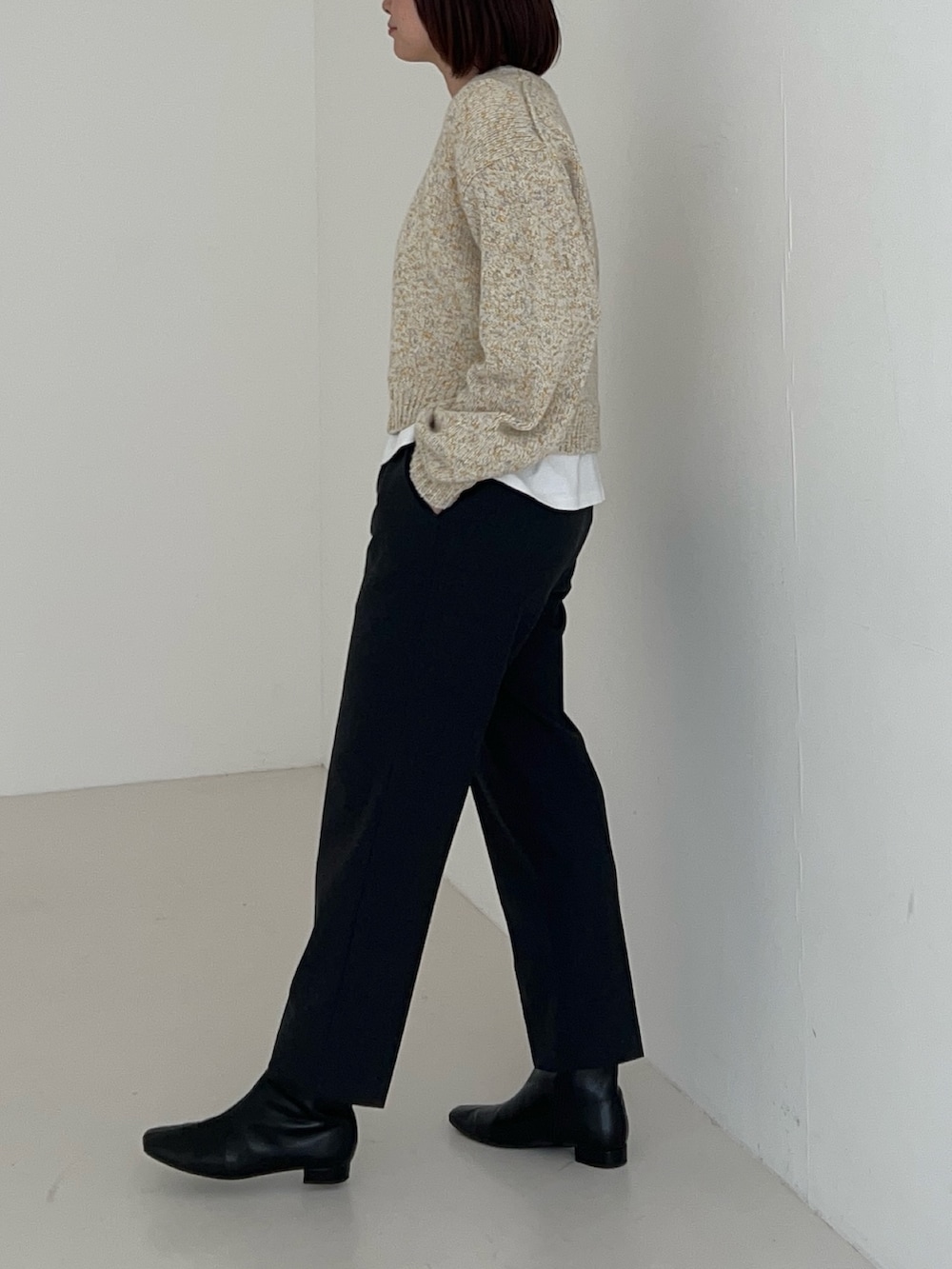 ホワイト系のニット/セーター、グレー系のその他パンツを着用したレディースの秋コーディネートの3枚目の写真