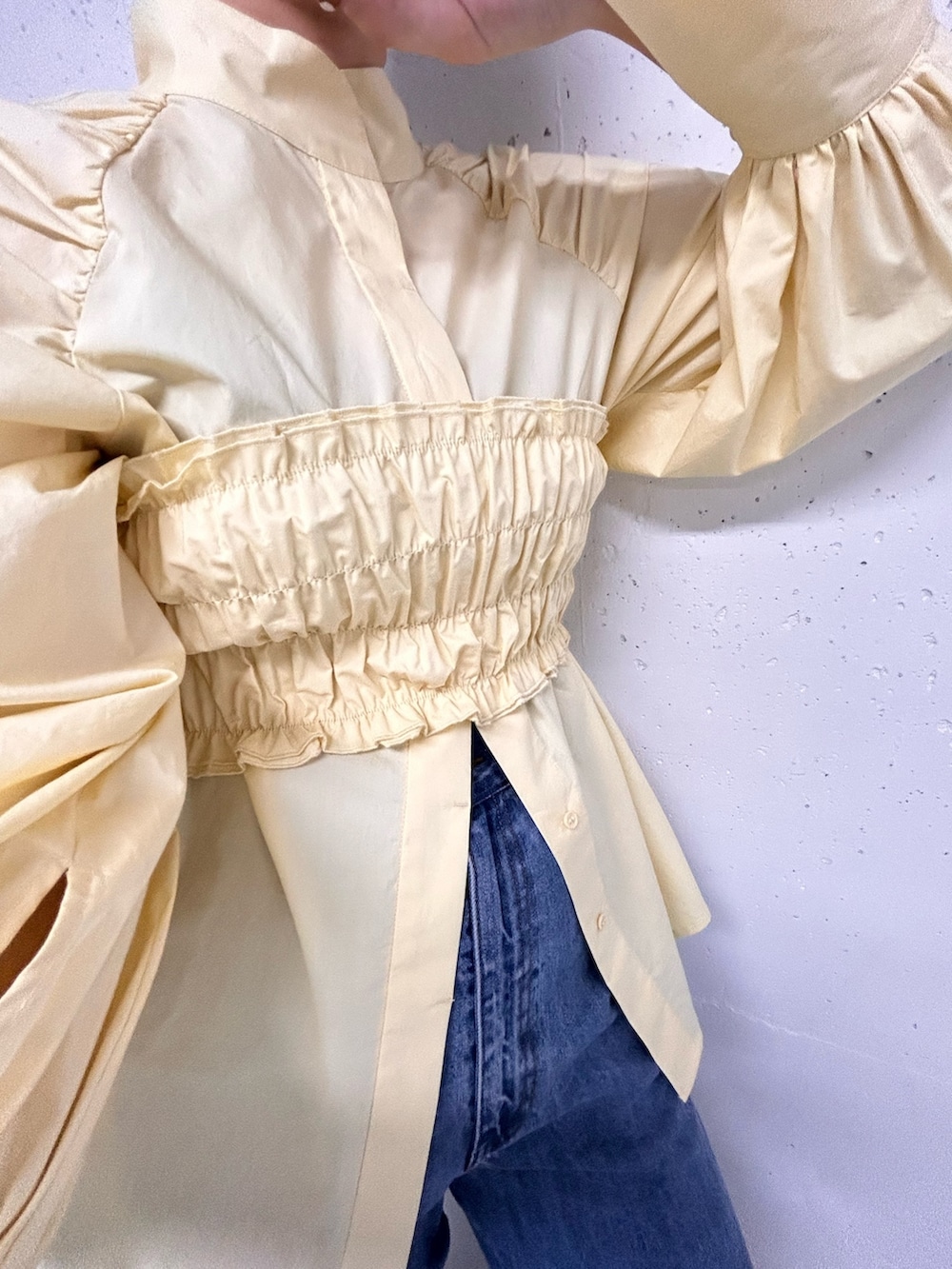 ブルー系のデニムパンツ、イエロー系のシャツ/ブラウスを着用したレディースの冬コーディネートの2枚目の写真