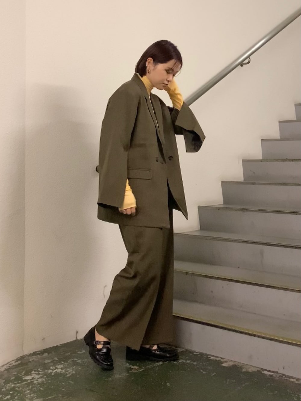 オレンジ系のTシャツ/カットソー、グレー系のその他アウター、グレー系のその他パンツを着用したレディースの秋コーディネートの4枚目の写真