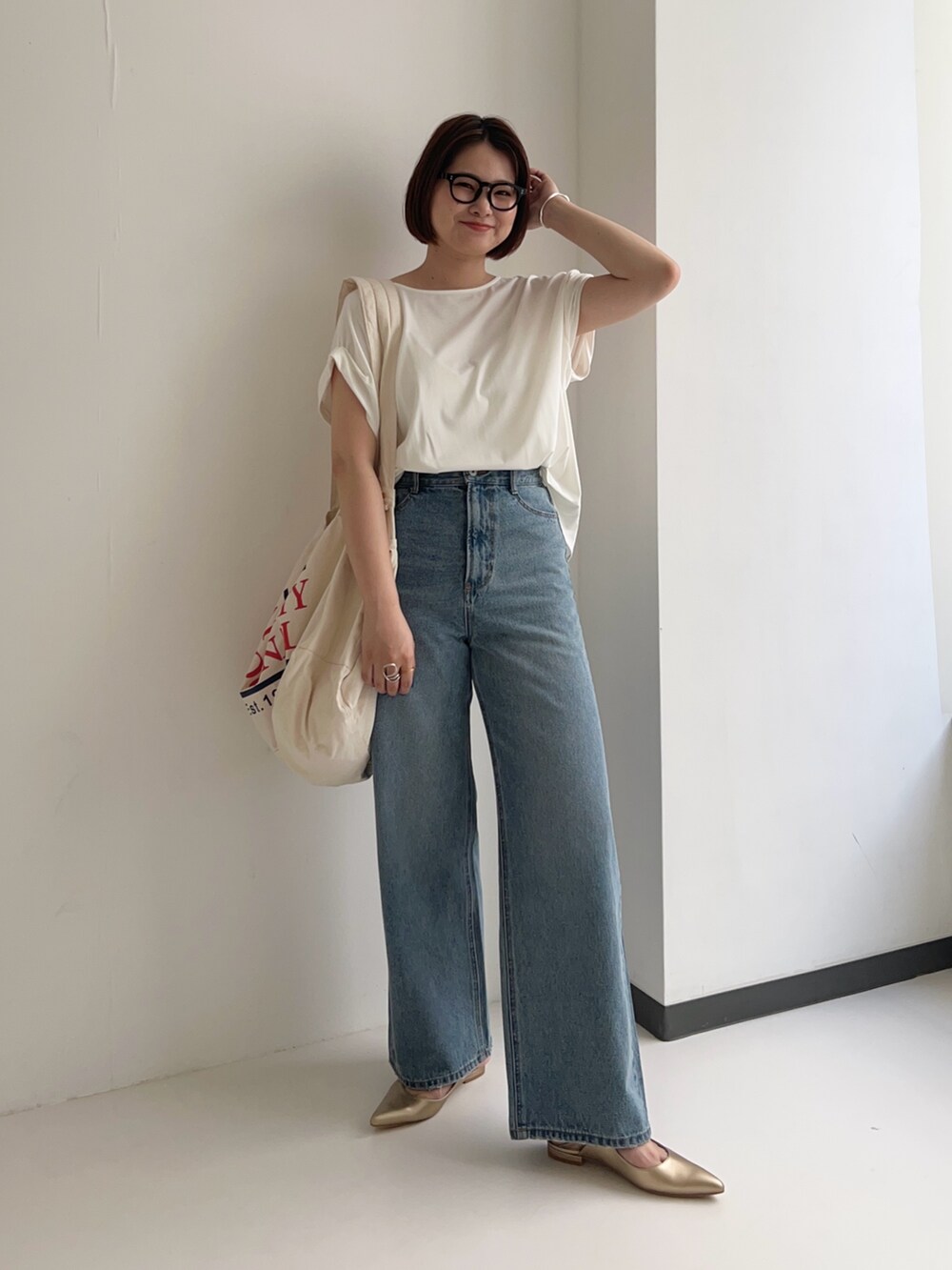 ホワイト系のTシャツ/カットソー、ゴールド系のパンプスを着用したレディースの夏コーディネートの2枚目の写真