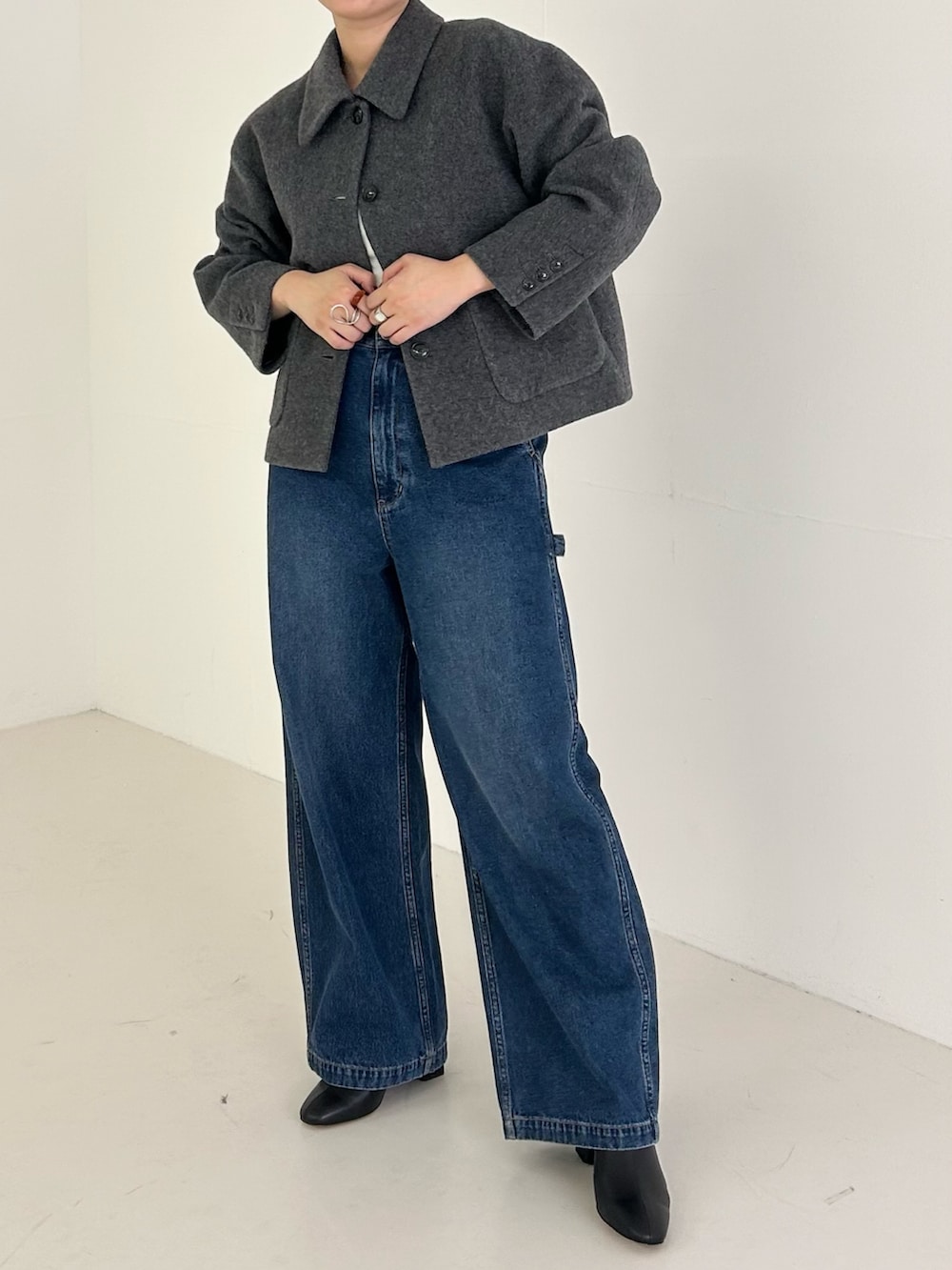 ブルー系のデニムパンツ、グレー系のその他アウターを着用したレディースの秋コーディネートの3枚目の写真