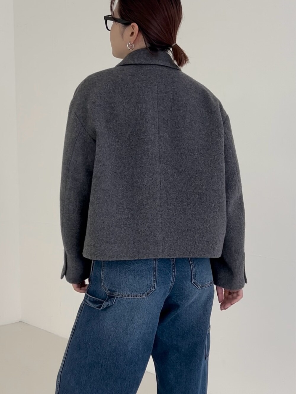 ブルー系のデニムパンツ、グレー系のその他アウターを着用したレディースの秋コーディネートの6枚目の写真