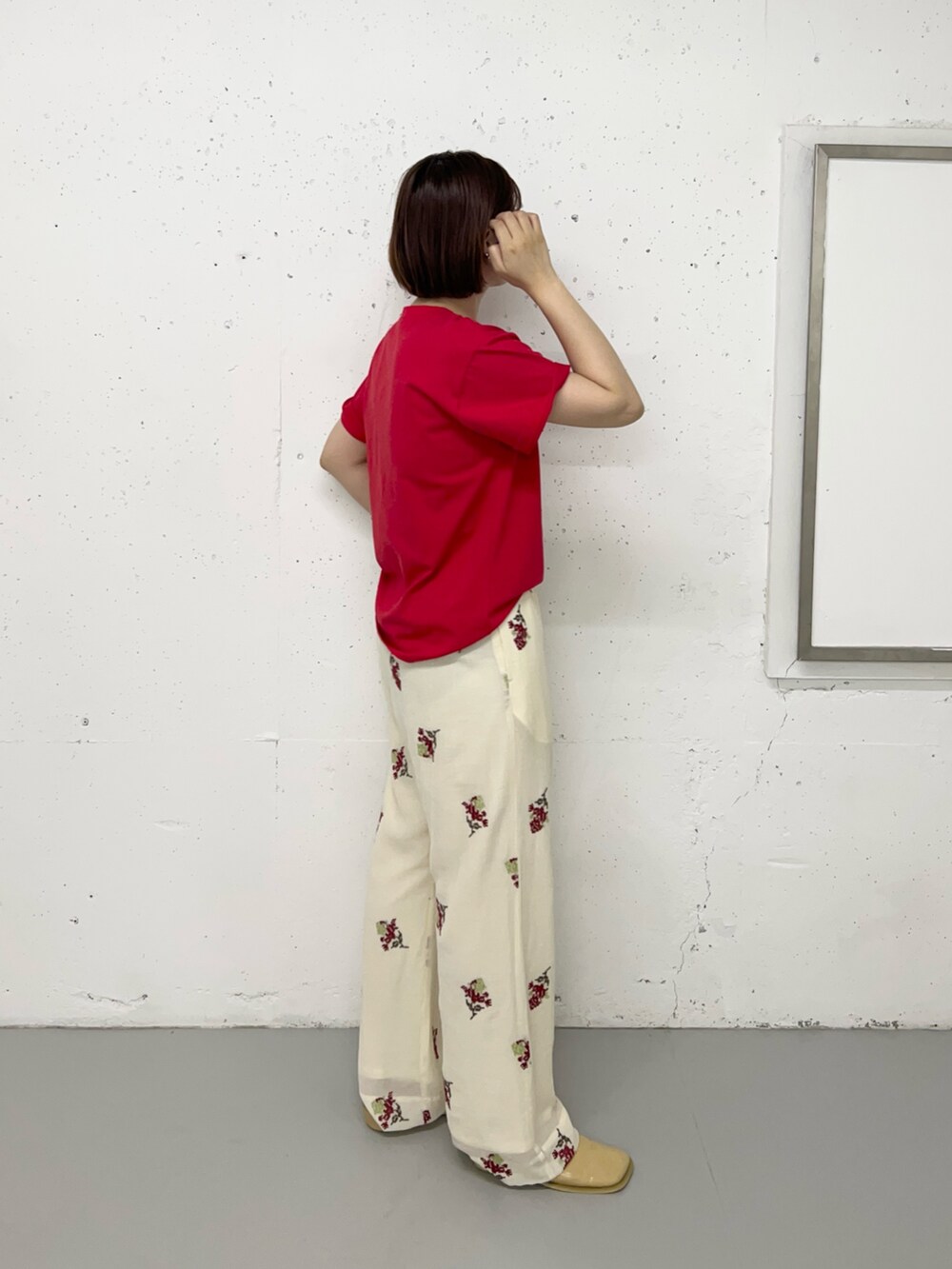 レッド系のTシャツ/カットソー、ホワイト系のその他パンツ、ゴールド系のバングル/リストバンドを着用したレディースの夏コーディネートの5枚目の写真