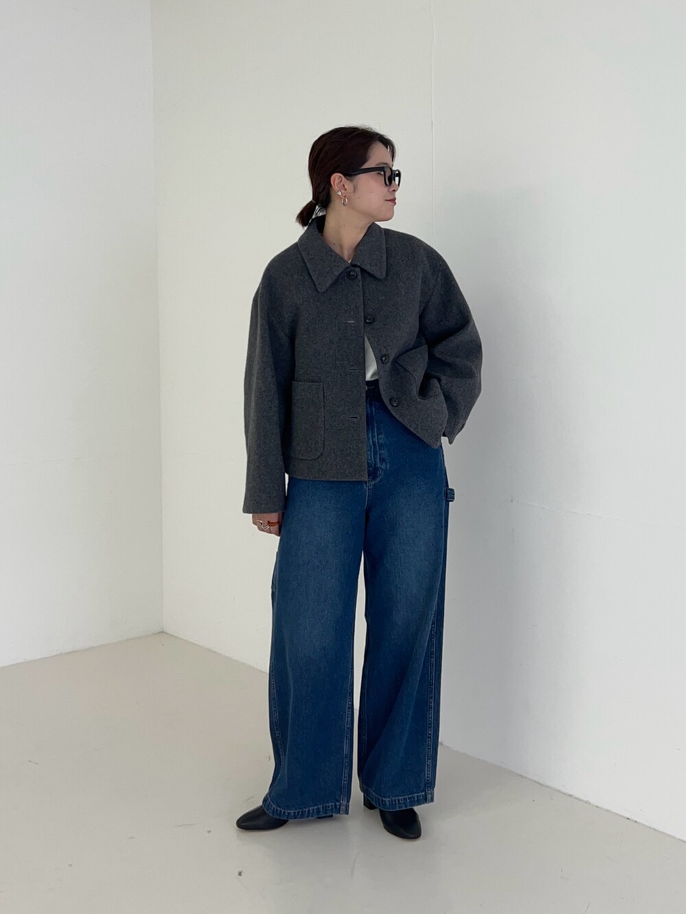 ブルー系のデニムパンツ、グレー系のその他アウターを着用したレディースの秋コーディネートの2枚目の写真