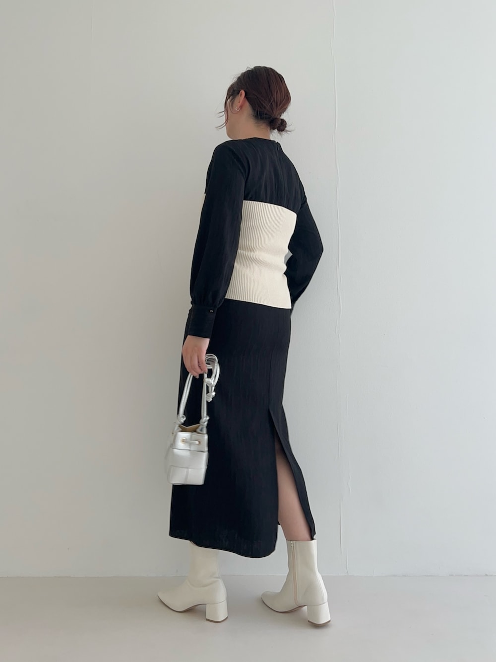 ブラック系のワンピース、ホワイト系のその他トップスを着用したレディースの冬コーディネートの4枚目の写真