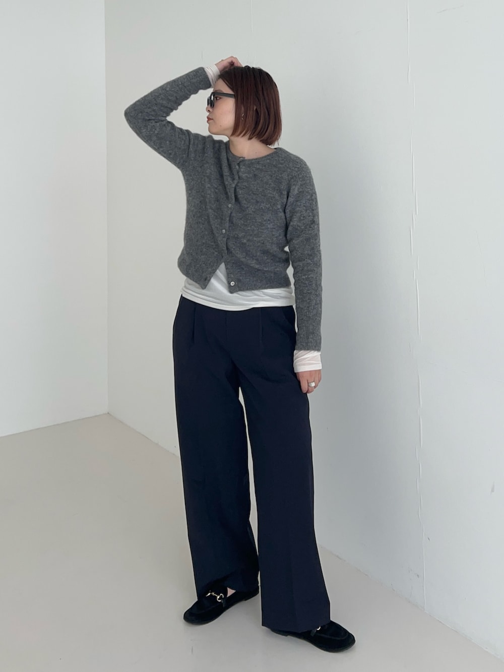 ホワイト系のTシャツ/カットソー、グレー系のカーディガン/ボレロを着用したレディースの秋コーディネートの3枚目の写真